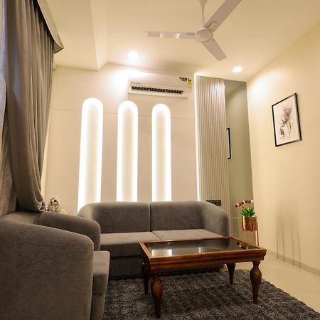 The Meera Hotel Ujjain Bagian luar foto