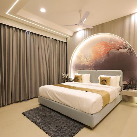 The Meera Hotel Ujjain Bagian luar foto