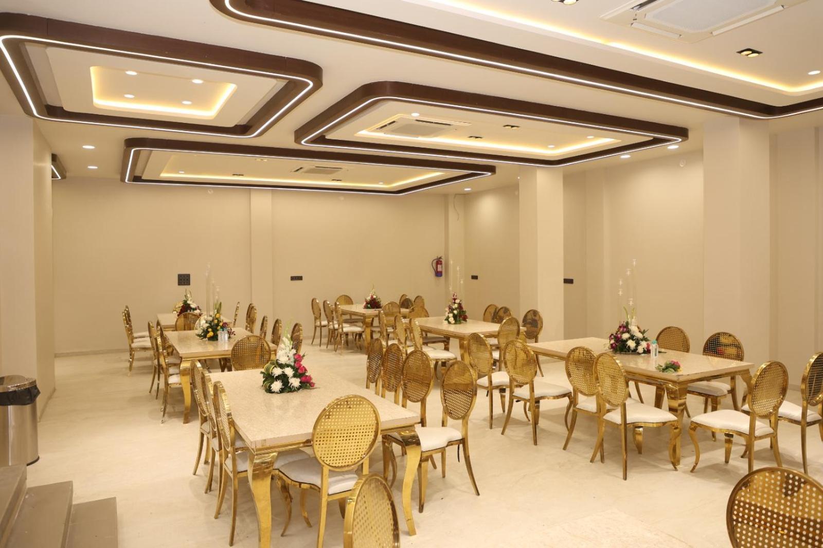 The Meera Hotel Ujjain Bagian luar foto