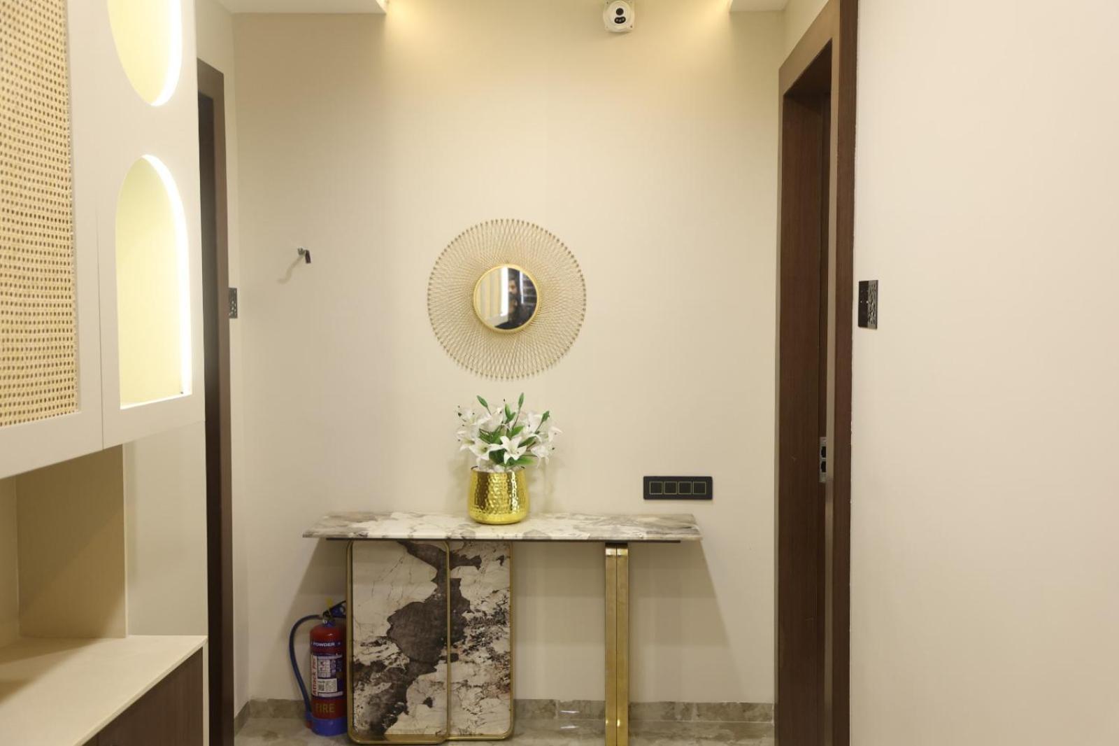 The Meera Hotel Ujjain Bagian luar foto