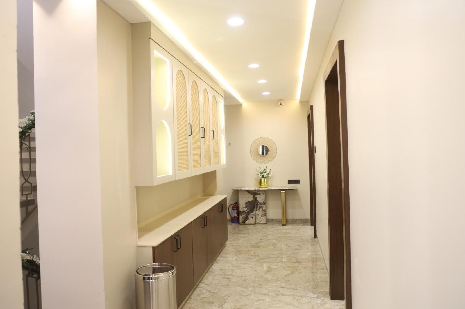 The Meera Hotel Ujjain Bagian luar foto