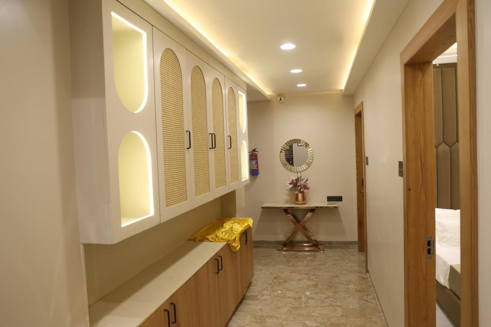 The Meera Hotel Ujjain Bagian luar foto