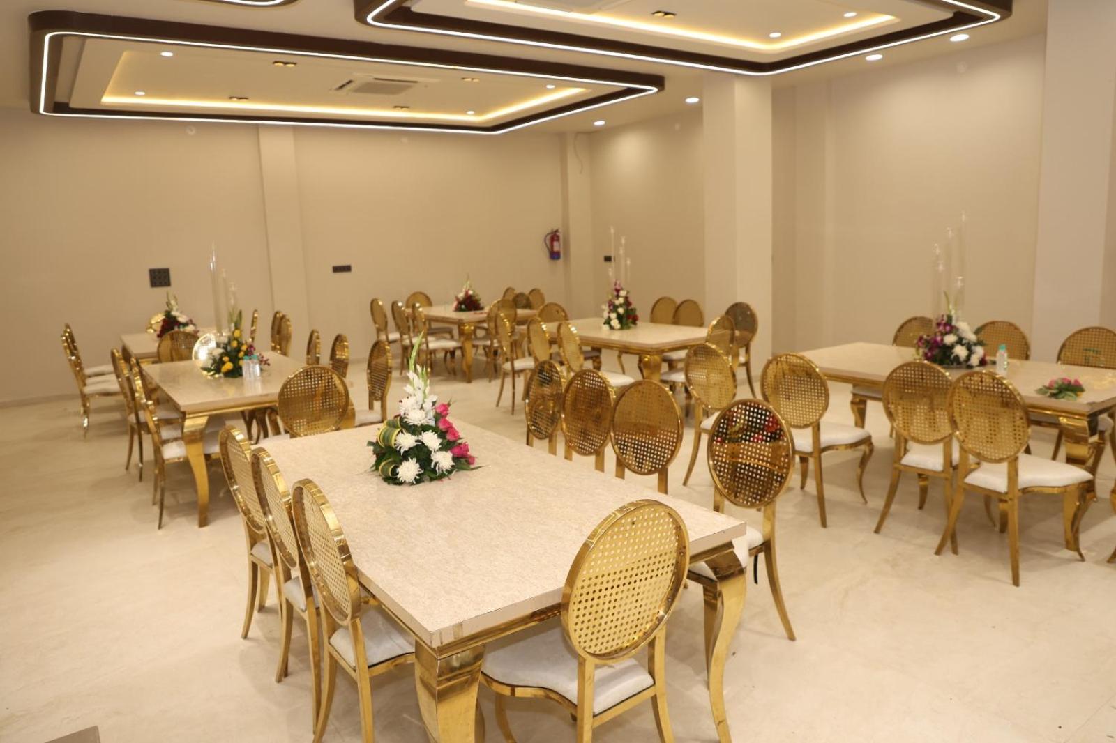 The Meera Hotel Ujjain Bagian luar foto