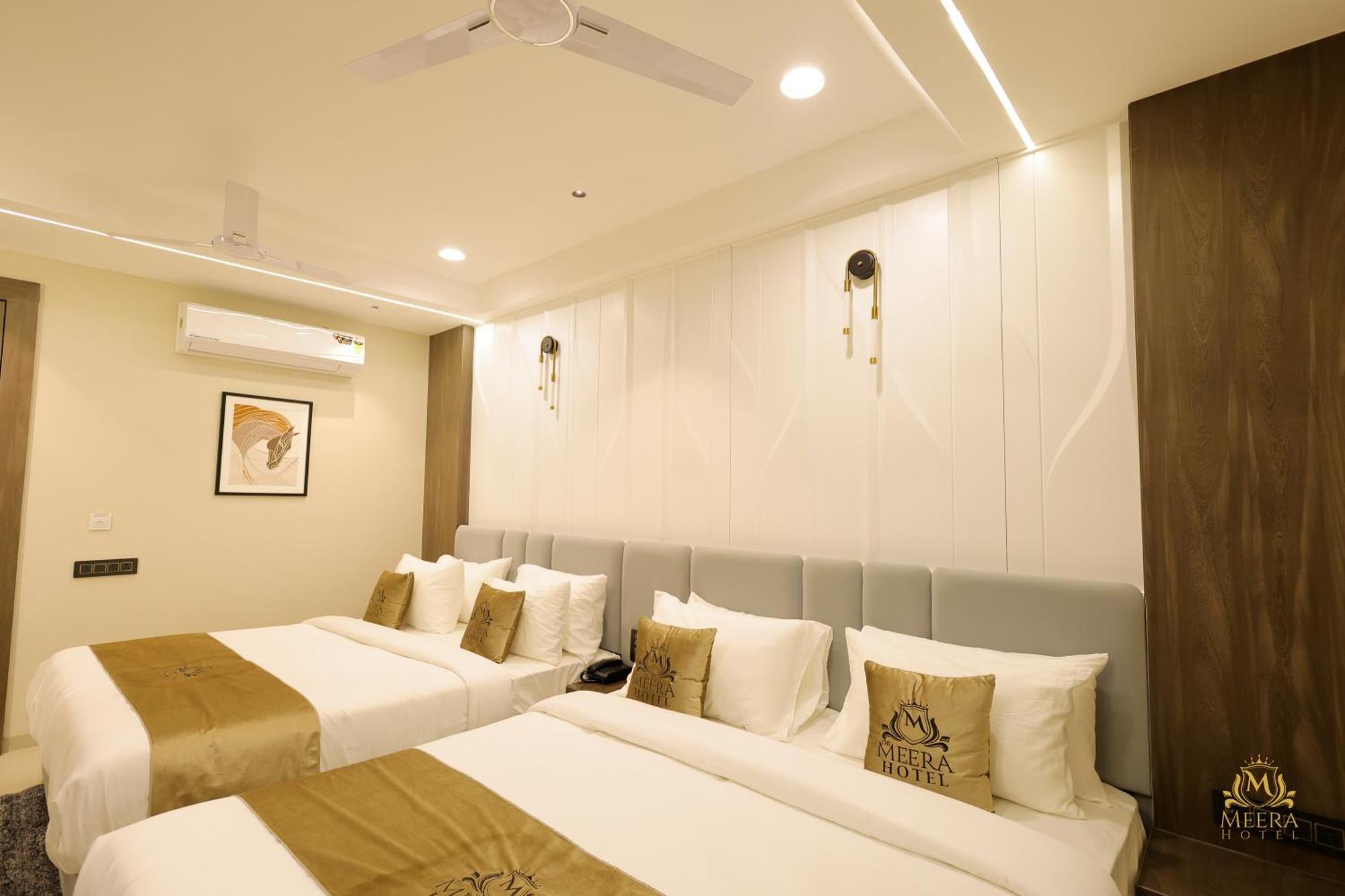 The Meera Hotel Ujjain Bagian luar foto