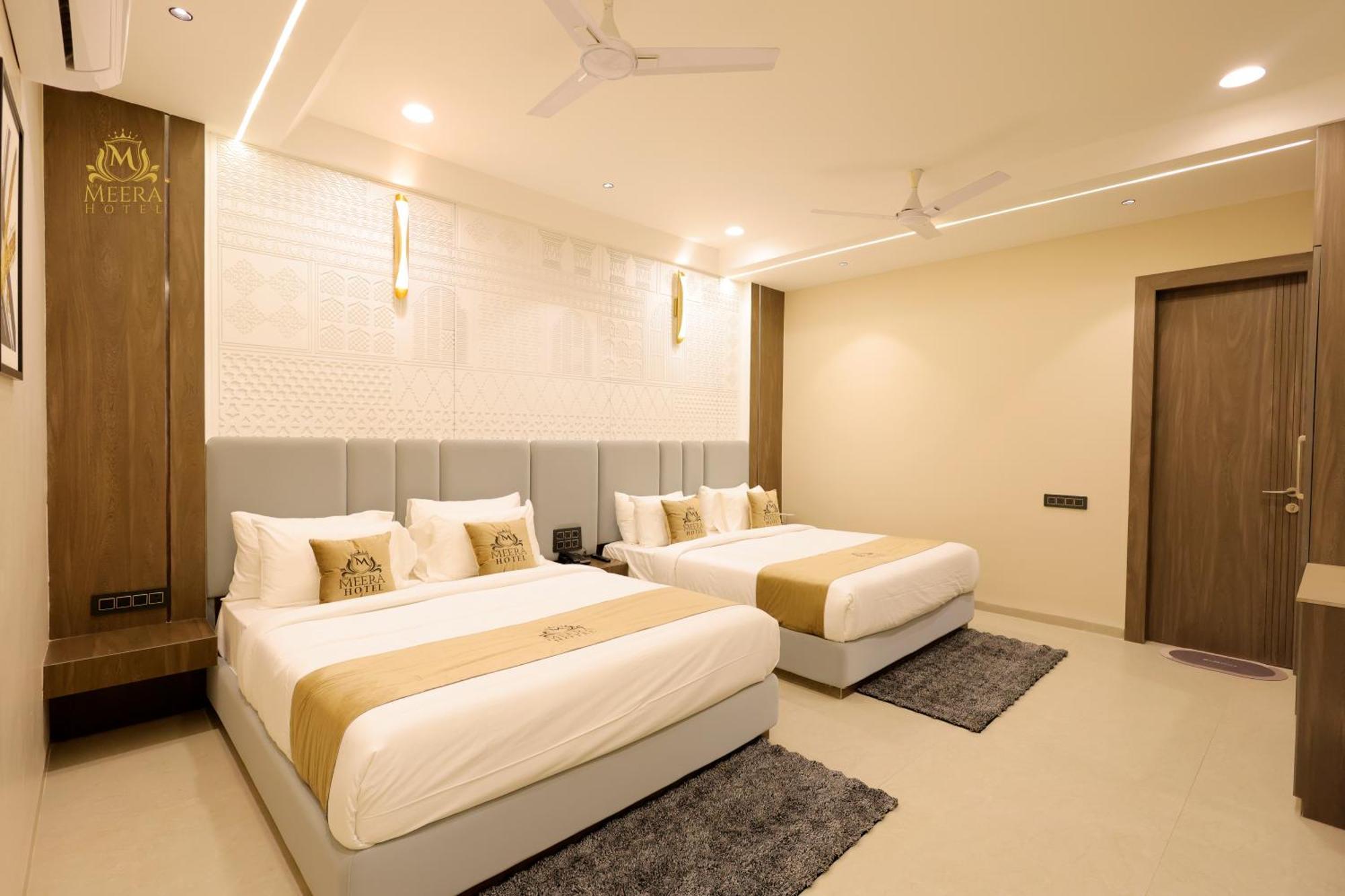 The Meera Hotel Ujjain Bagian luar foto