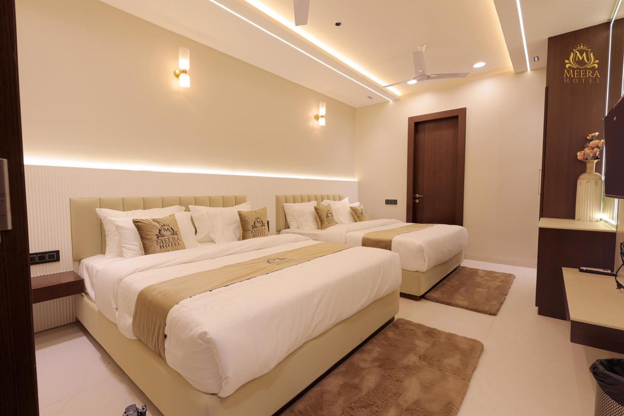 The Meera Hotel Ujjain Bagian luar foto