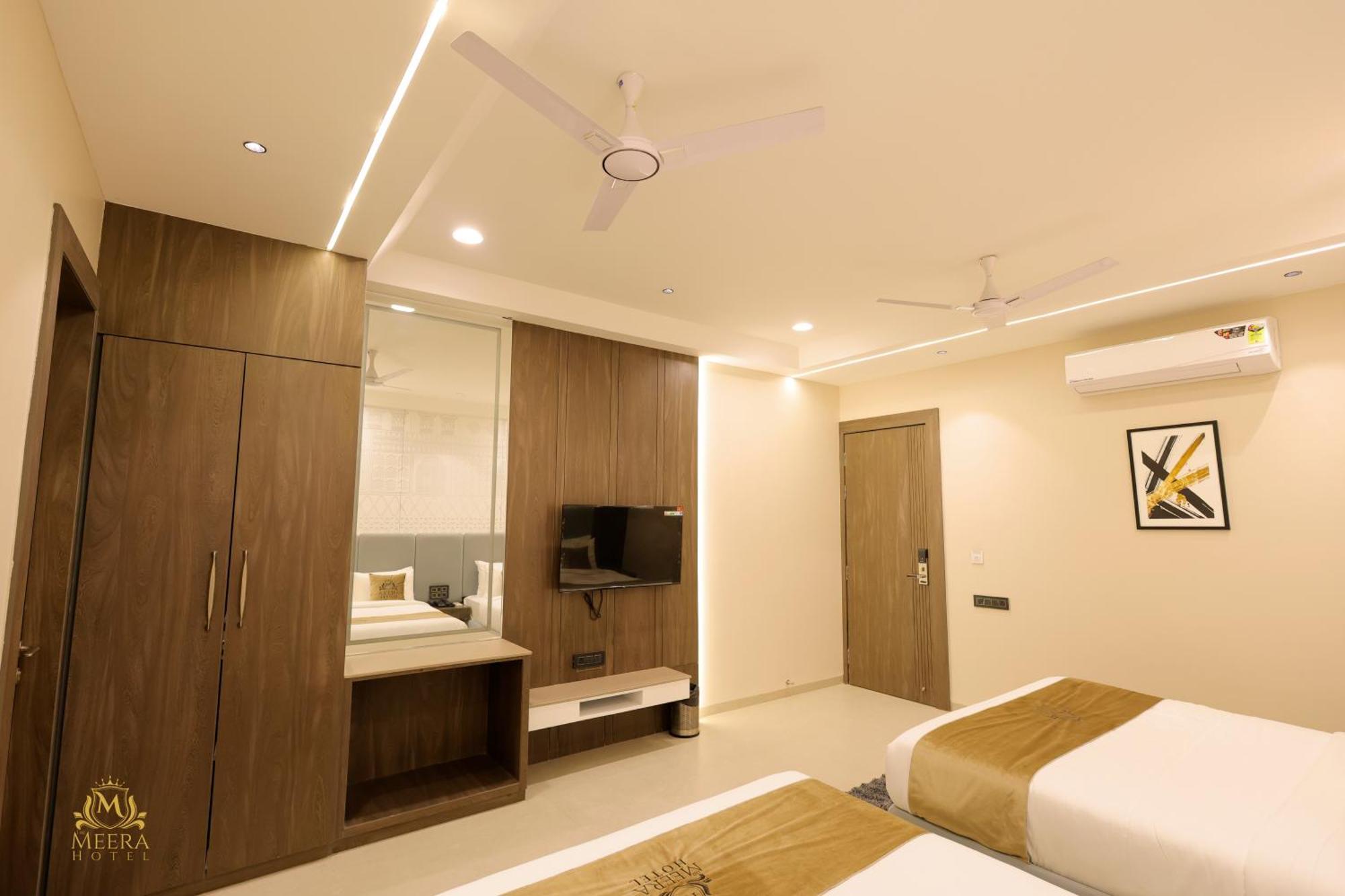 The Meera Hotel Ujjain Bagian luar foto