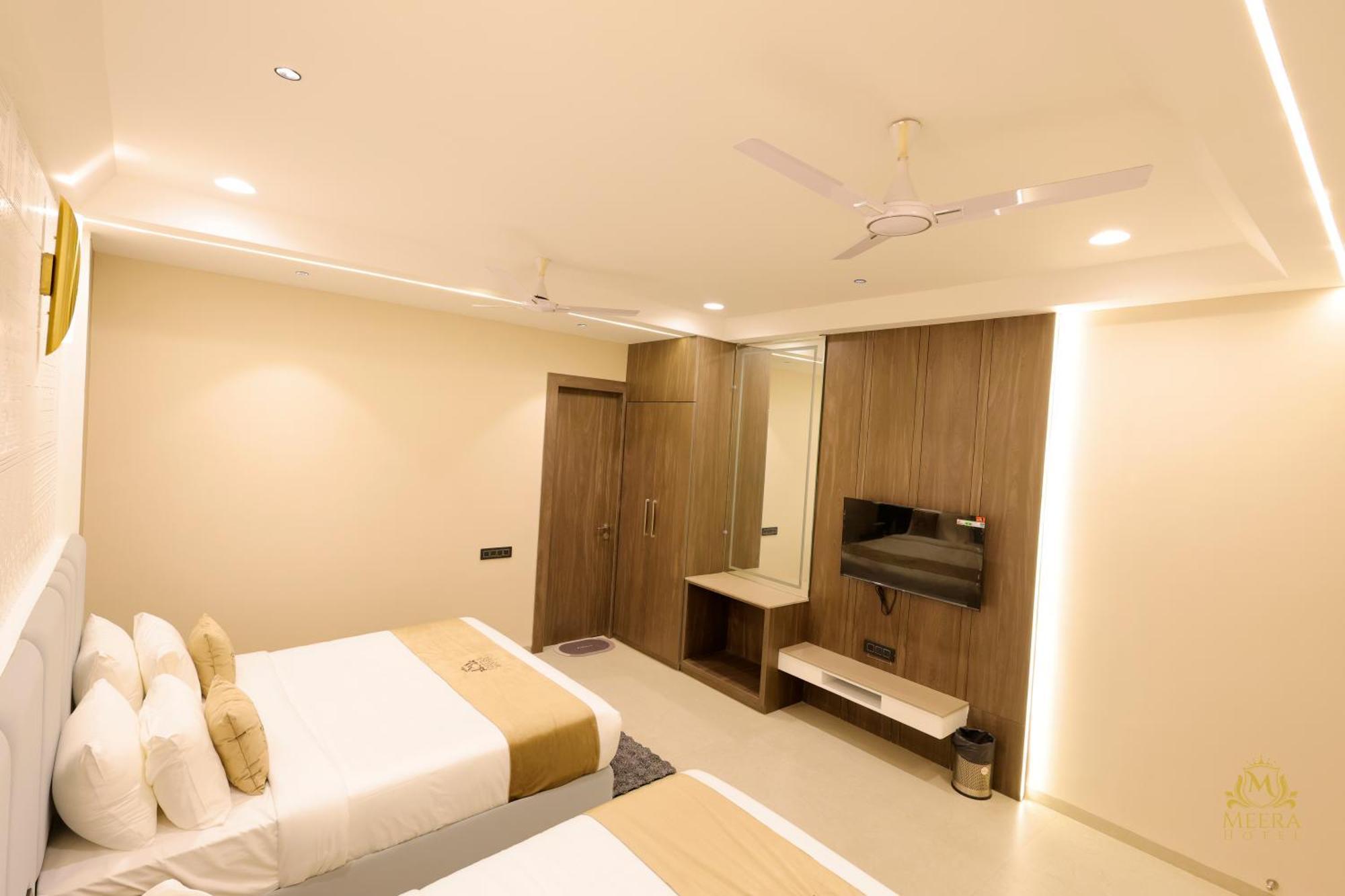 The Meera Hotel Ujjain Bagian luar foto
