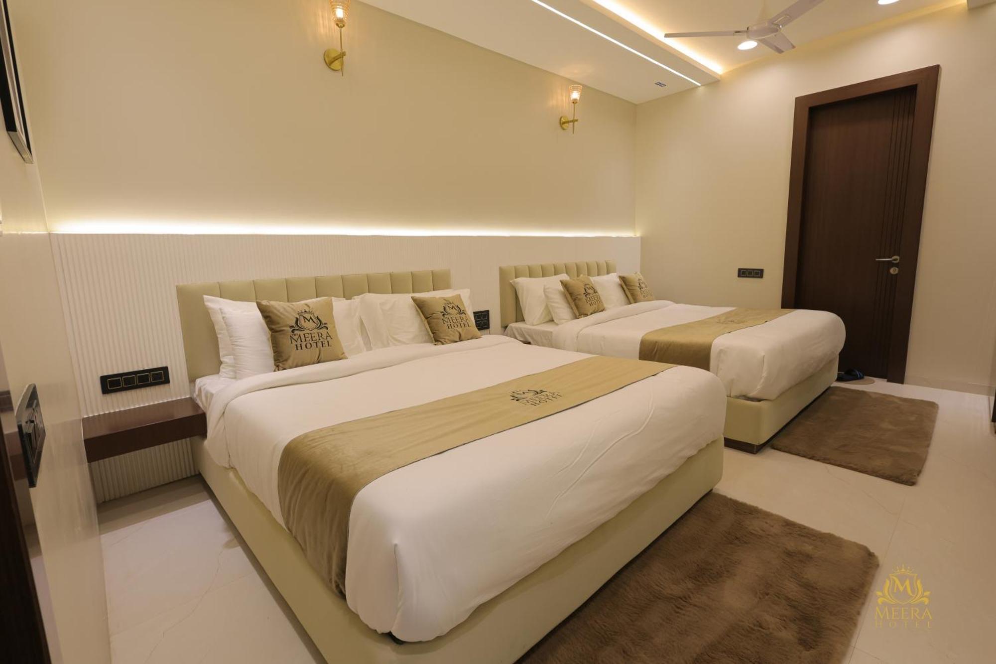 The Meera Hotel Ujjain Bagian luar foto
