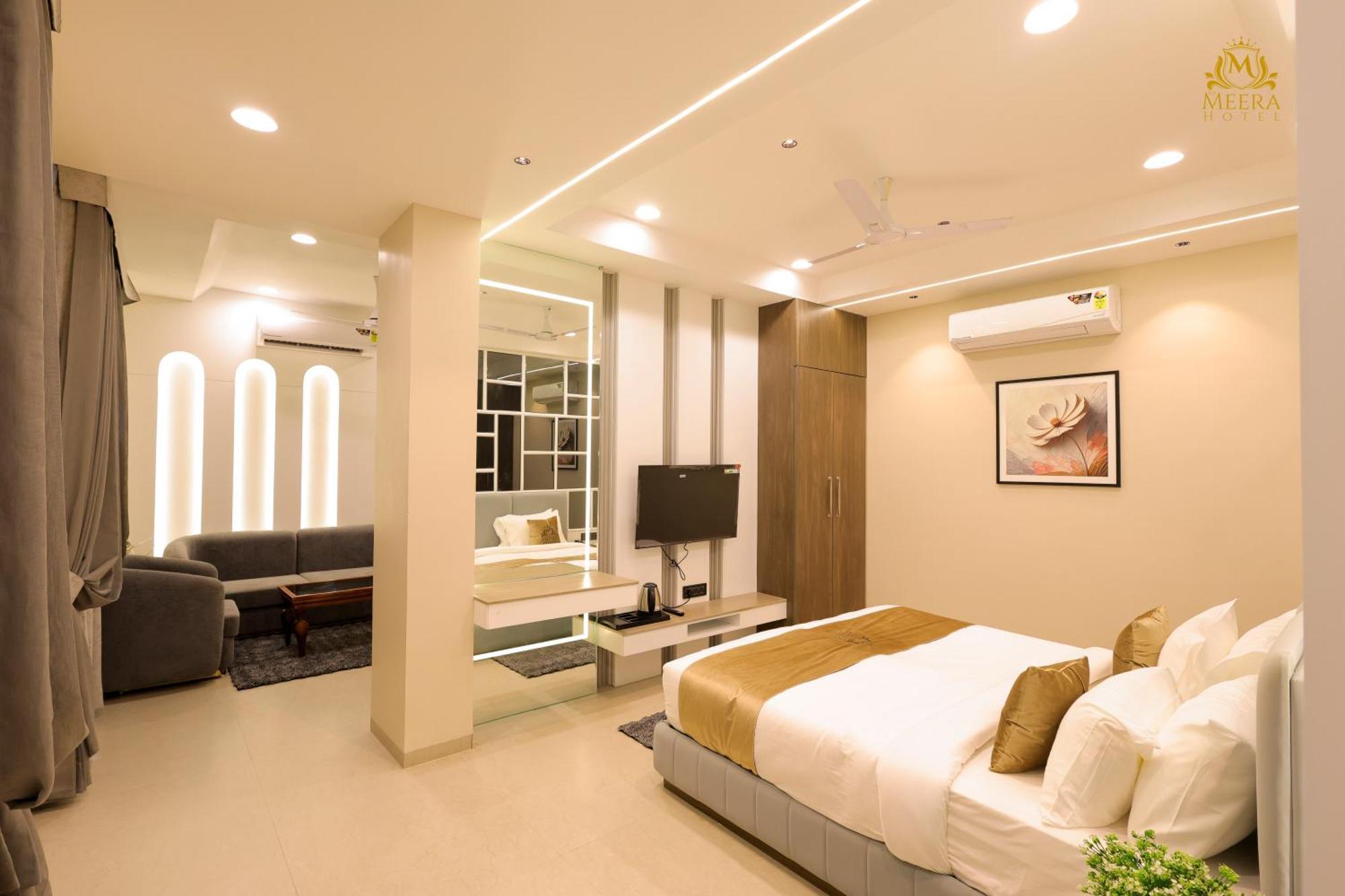 The Meera Hotel Ujjain Bagian luar foto