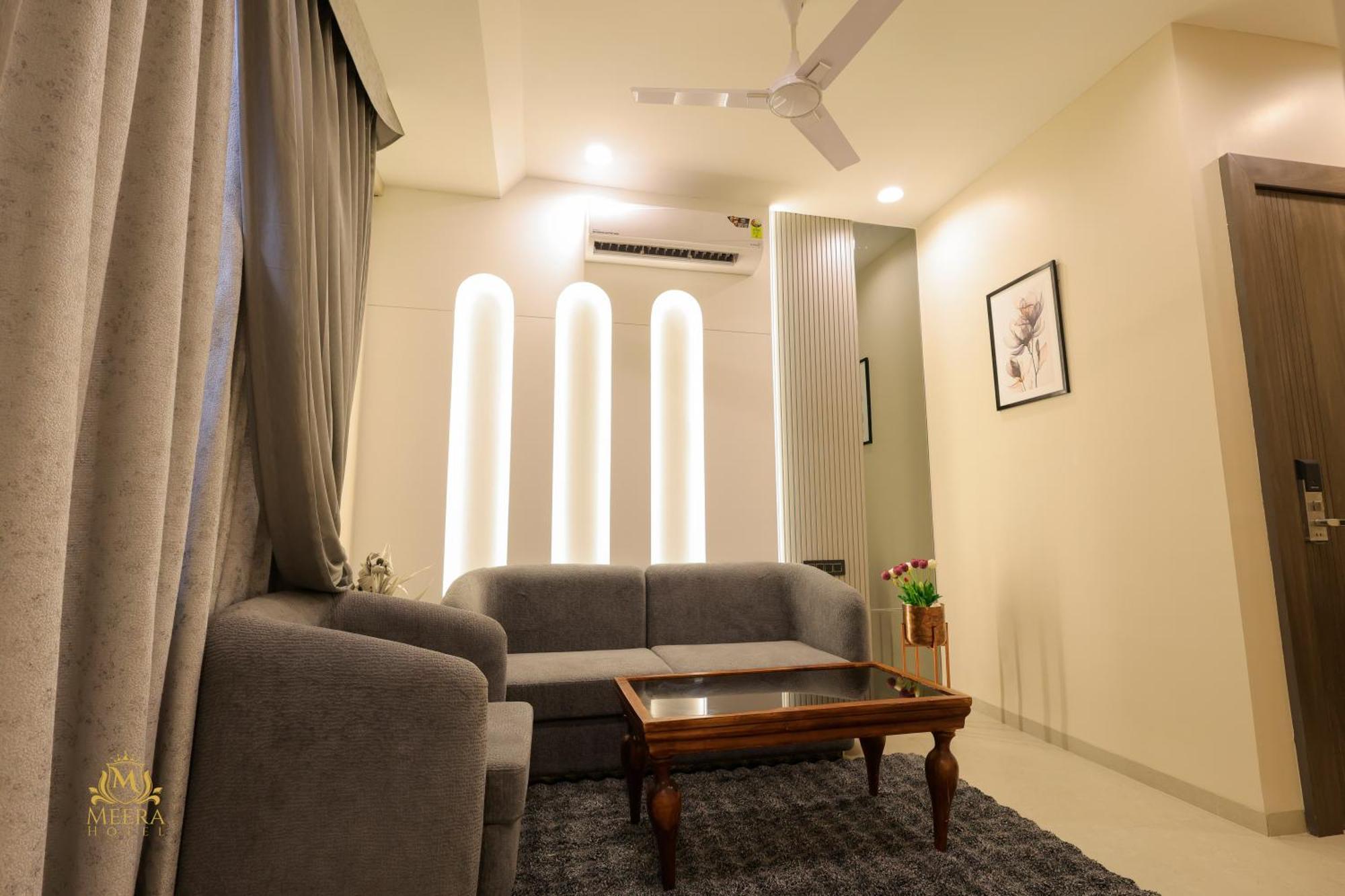 The Meera Hotel Ujjain Bagian luar foto