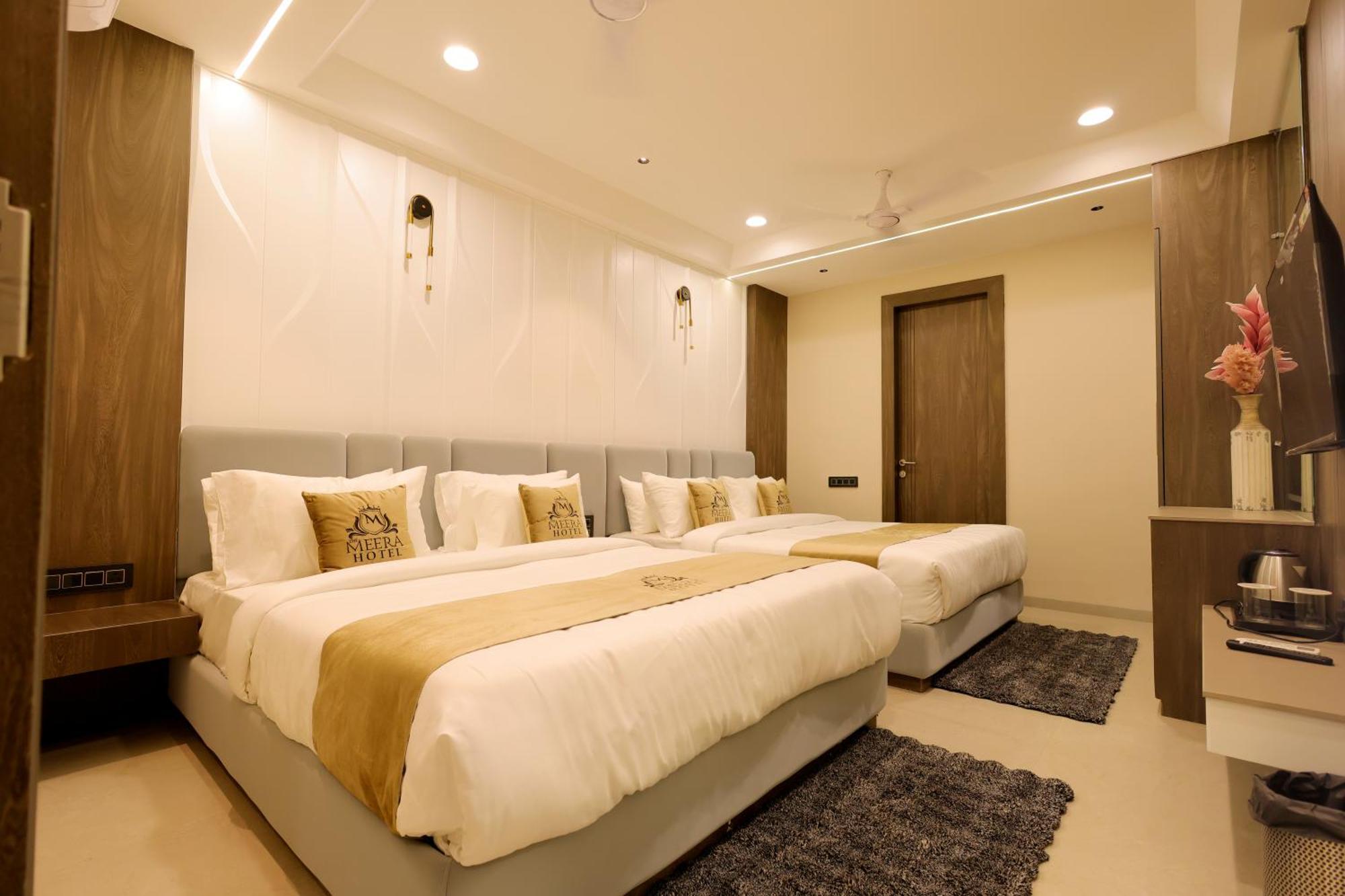 The Meera Hotel Ujjain Bagian luar foto
