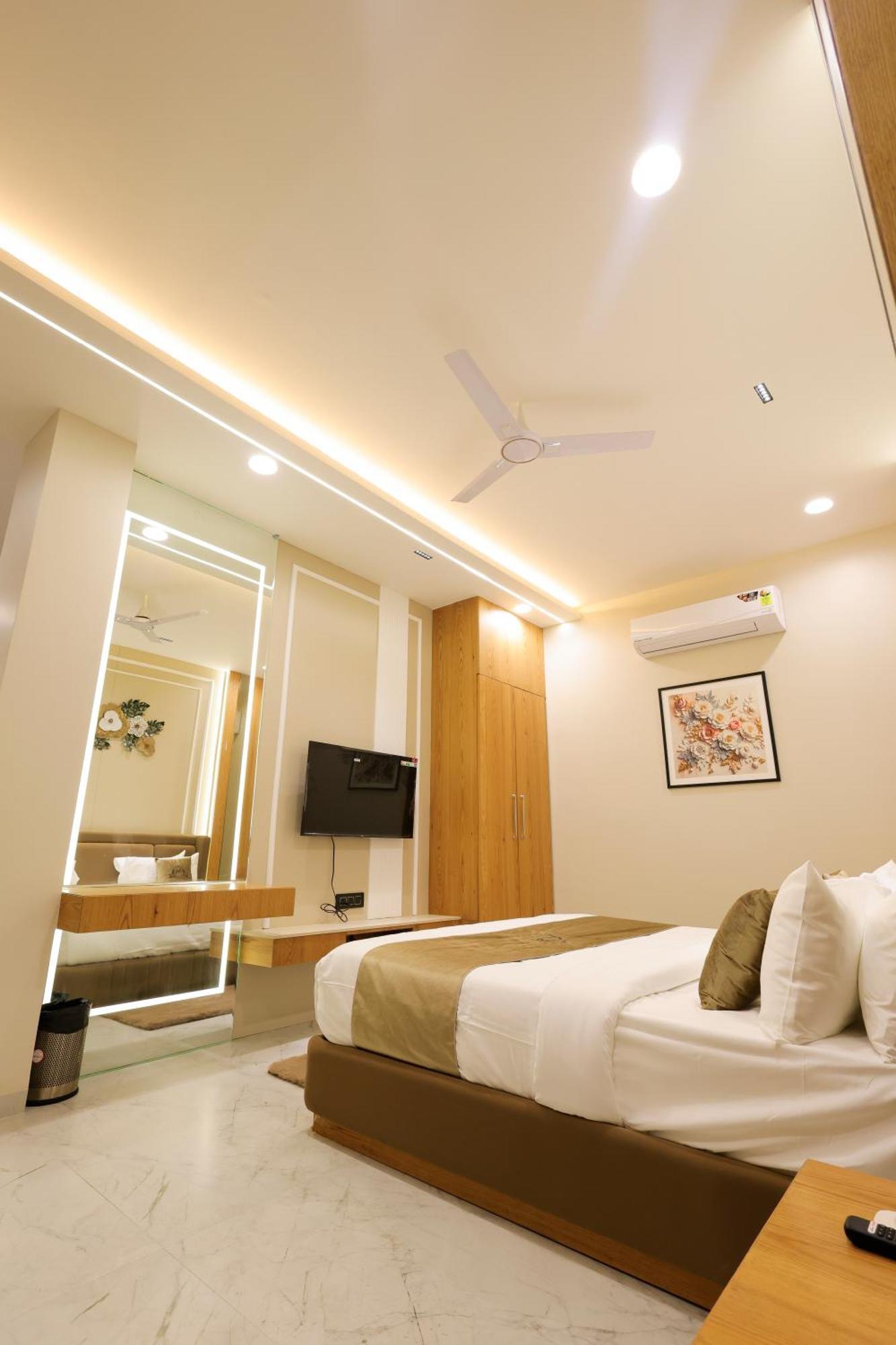 The Meera Hotel Ujjain Bagian luar foto