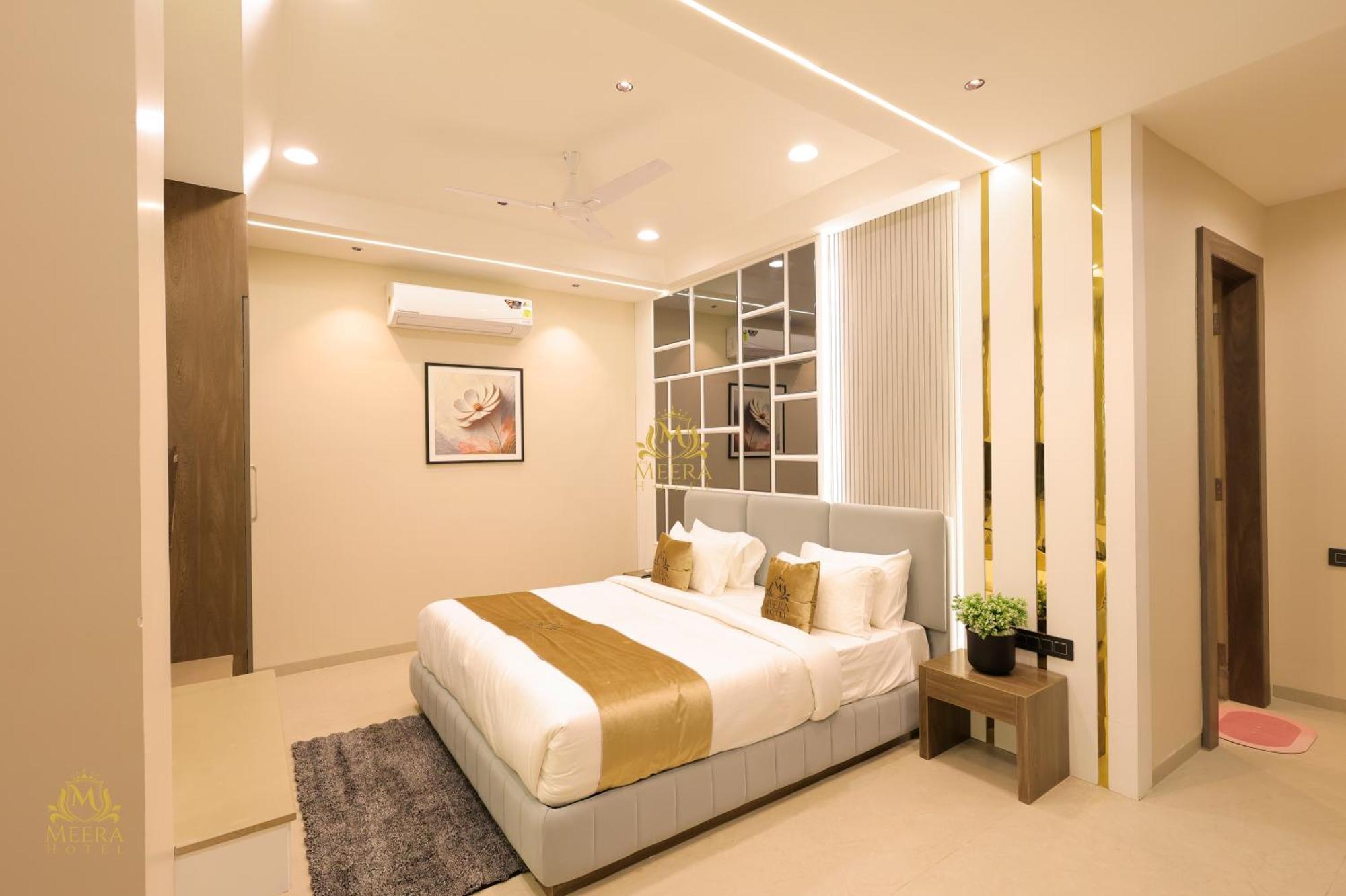 The Meera Hotel Ujjain Bagian luar foto