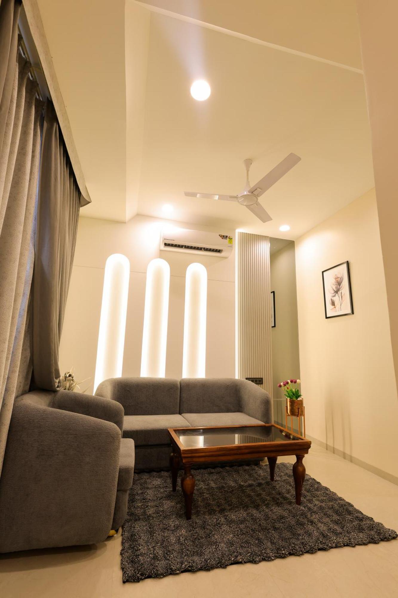 The Meera Hotel Ujjain Bagian luar foto