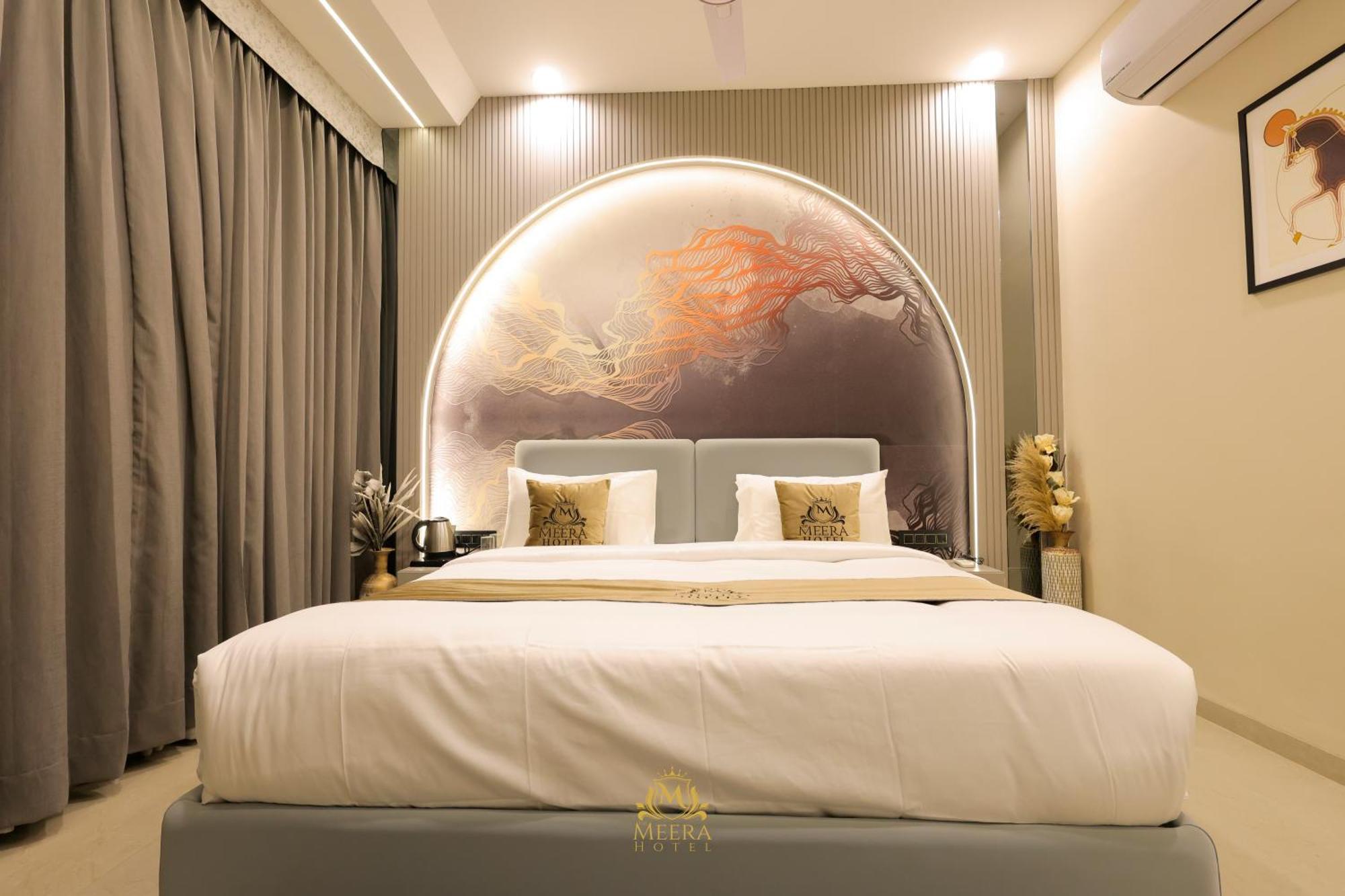 The Meera Hotel Ujjain Bagian luar foto