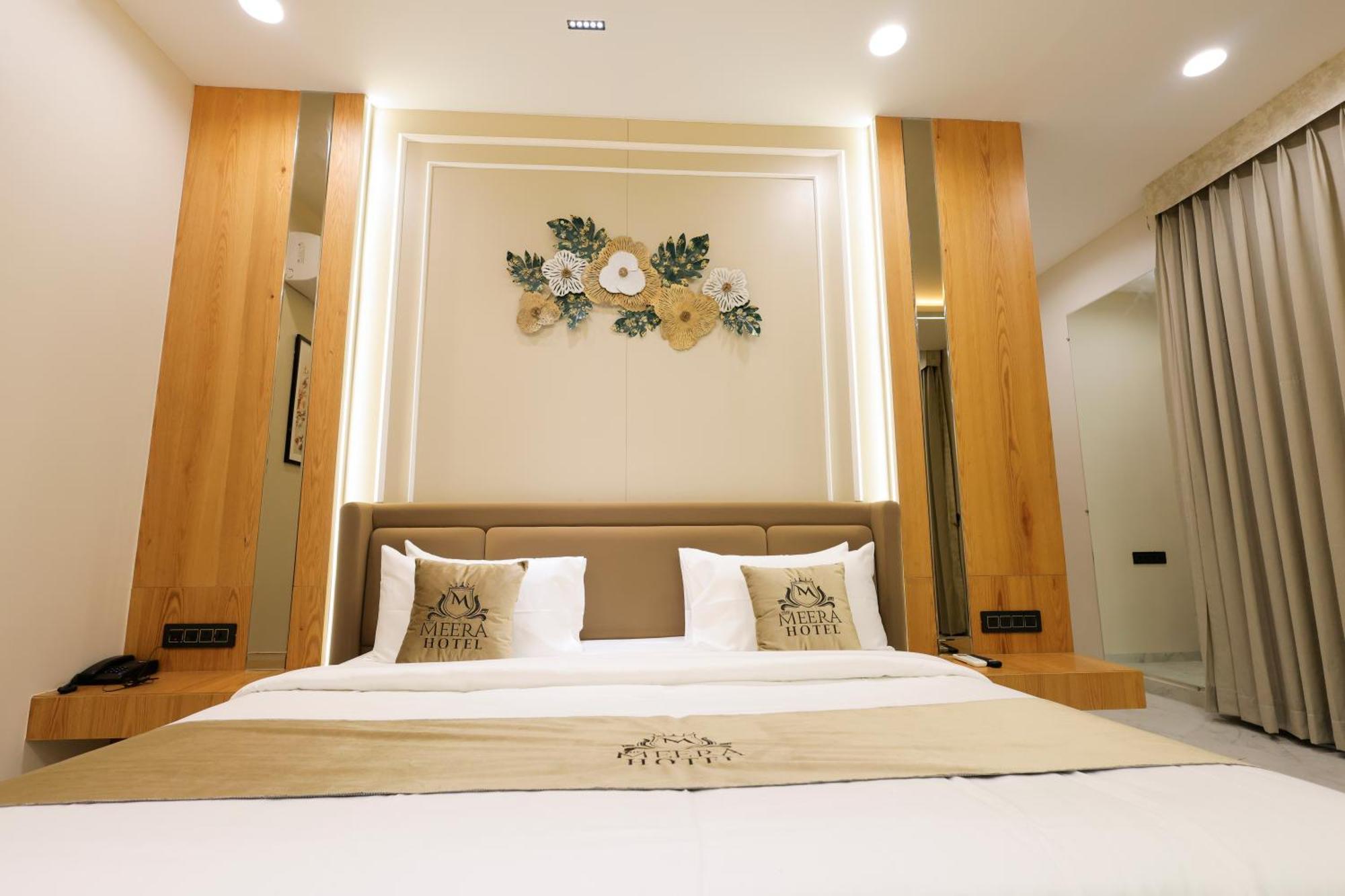 The Meera Hotel Ujjain Bagian luar foto