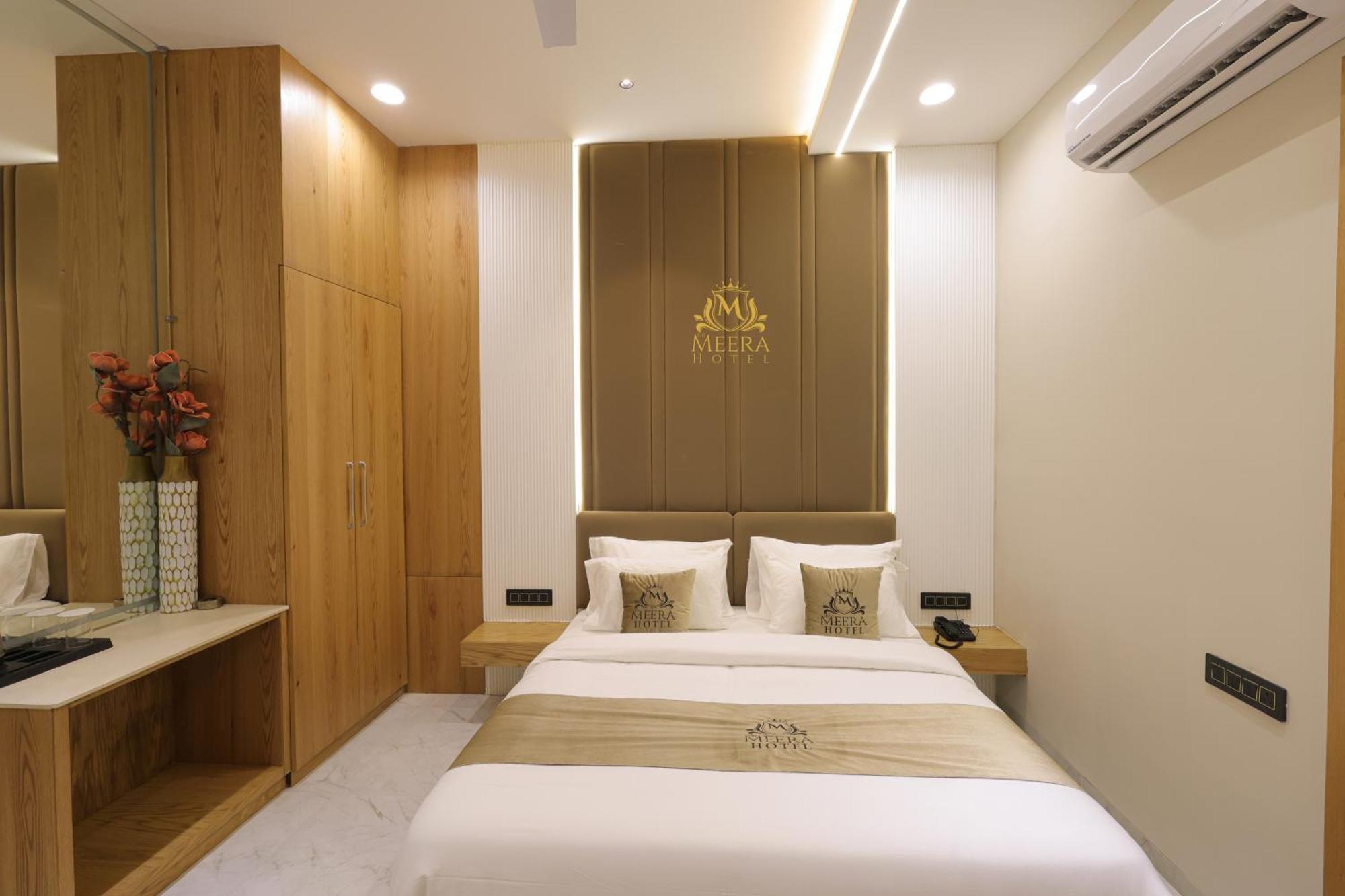 The Meera Hotel Ujjain Bagian luar foto
