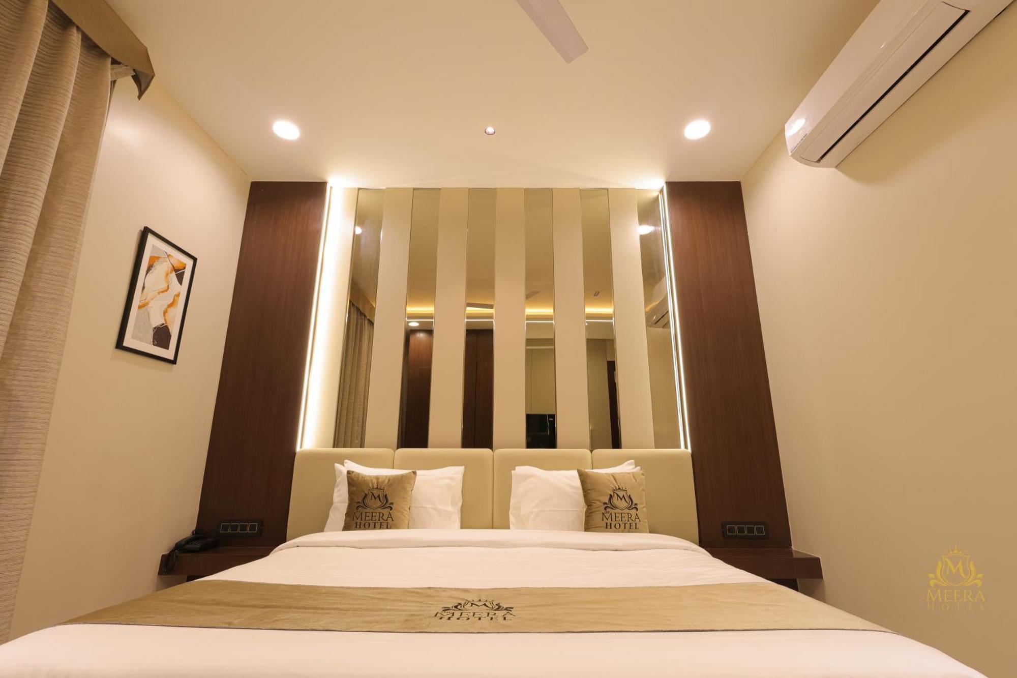 The Meera Hotel Ujjain Bagian luar foto