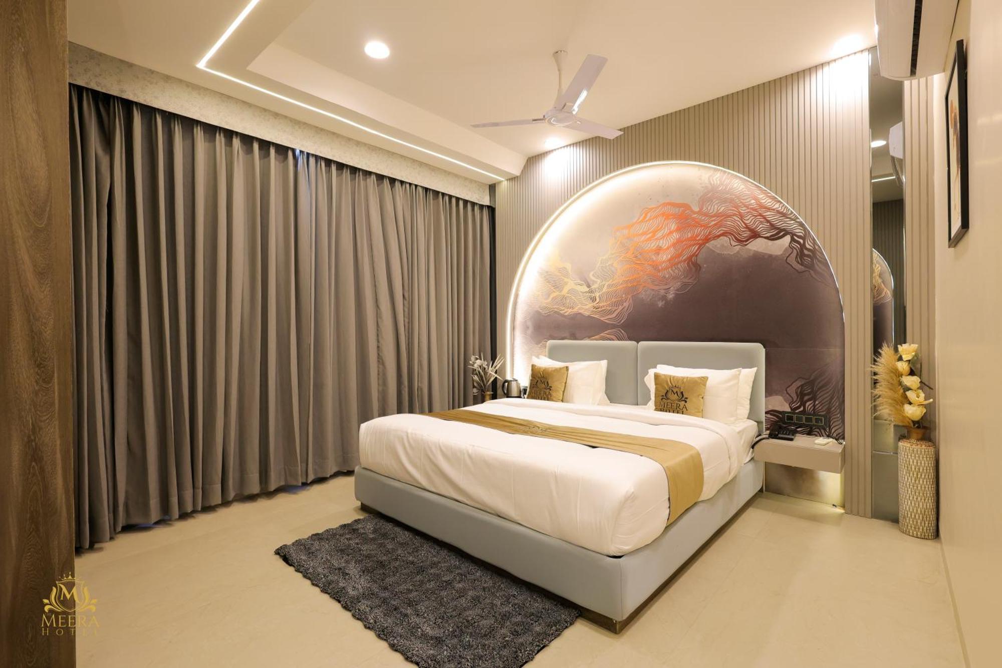 The Meera Hotel Ujjain Bagian luar foto