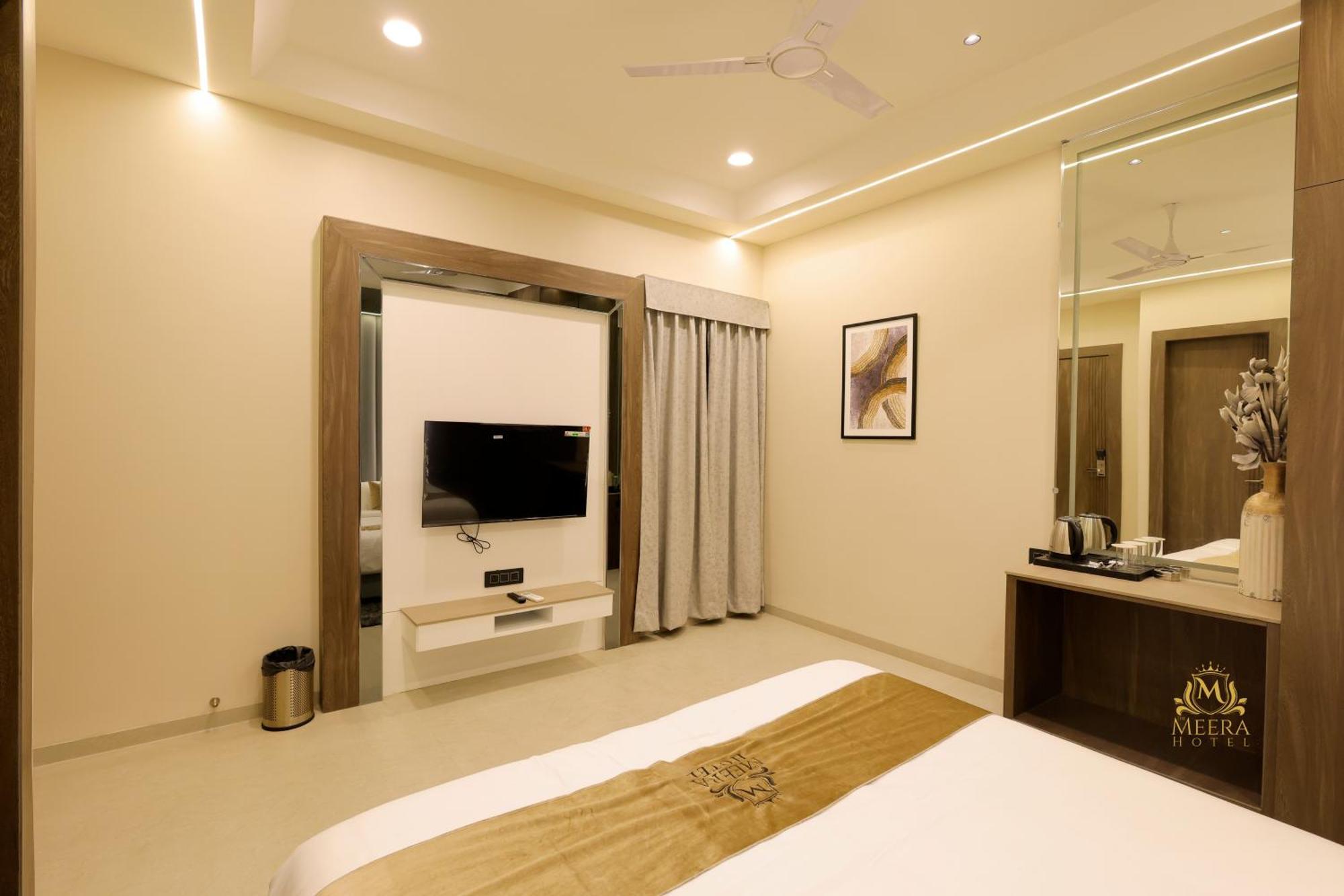 The Meera Hotel Ujjain Bagian luar foto