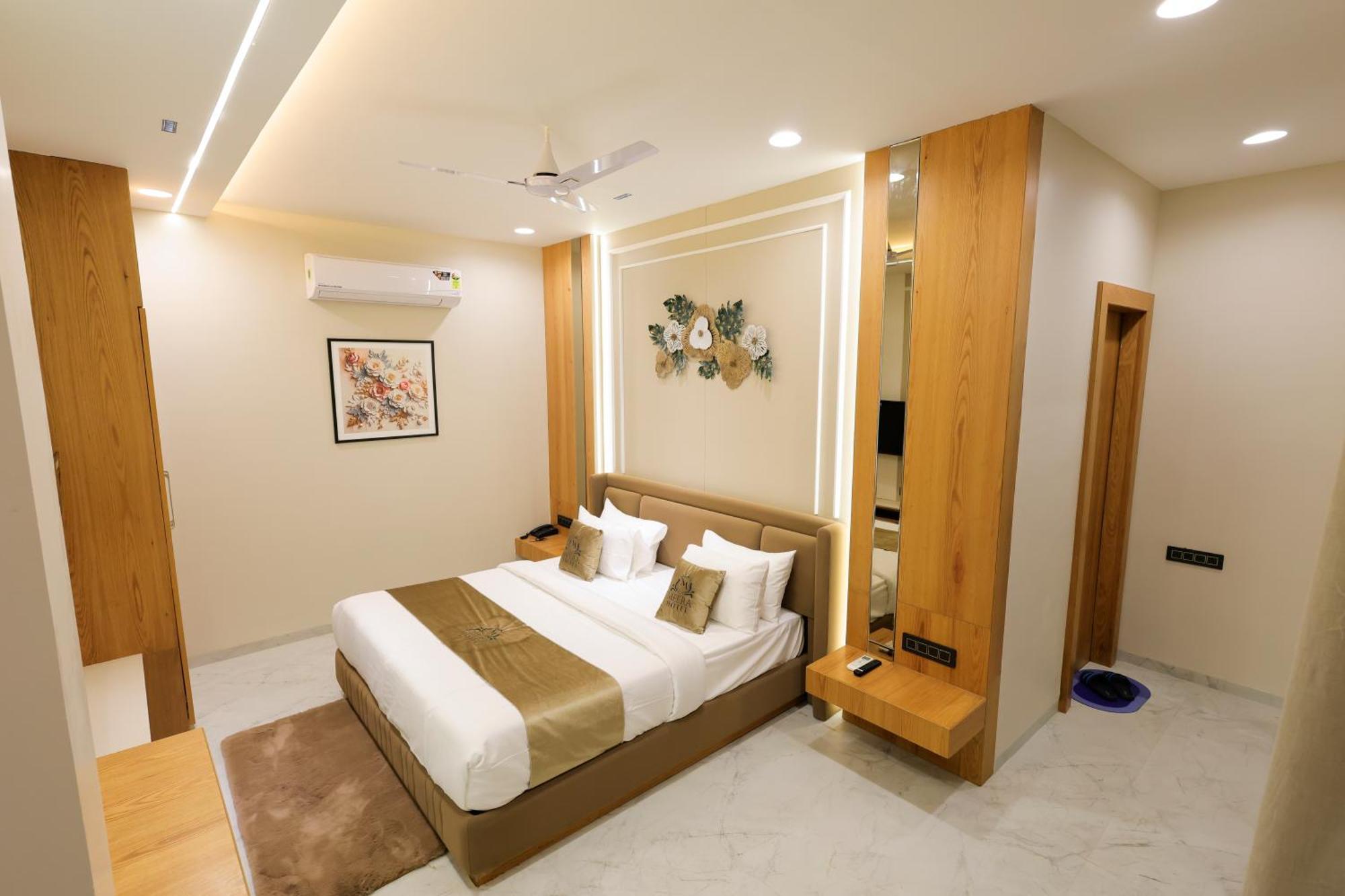 The Meera Hotel Ujjain Bagian luar foto