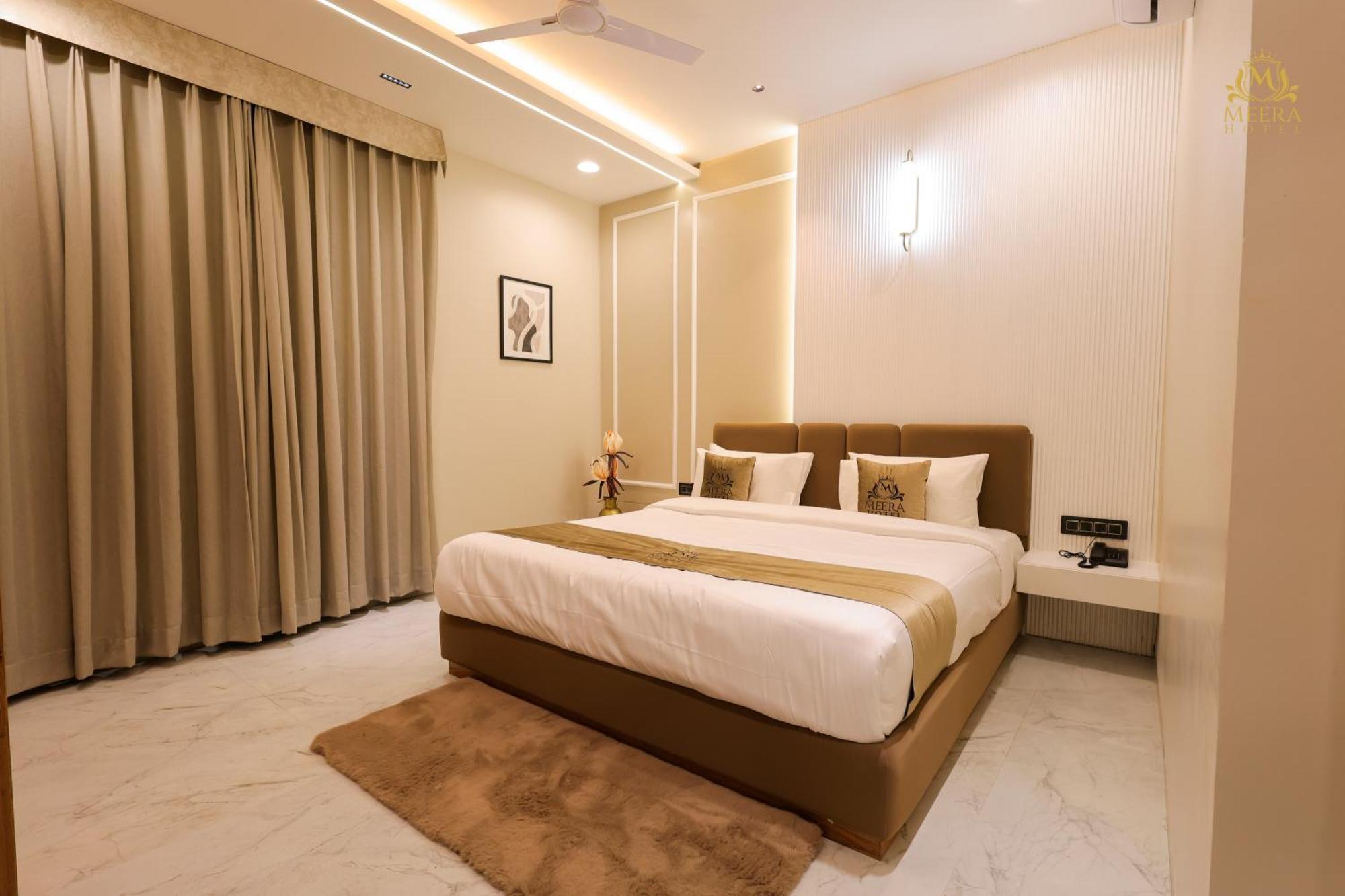The Meera Hotel Ujjain Bagian luar foto