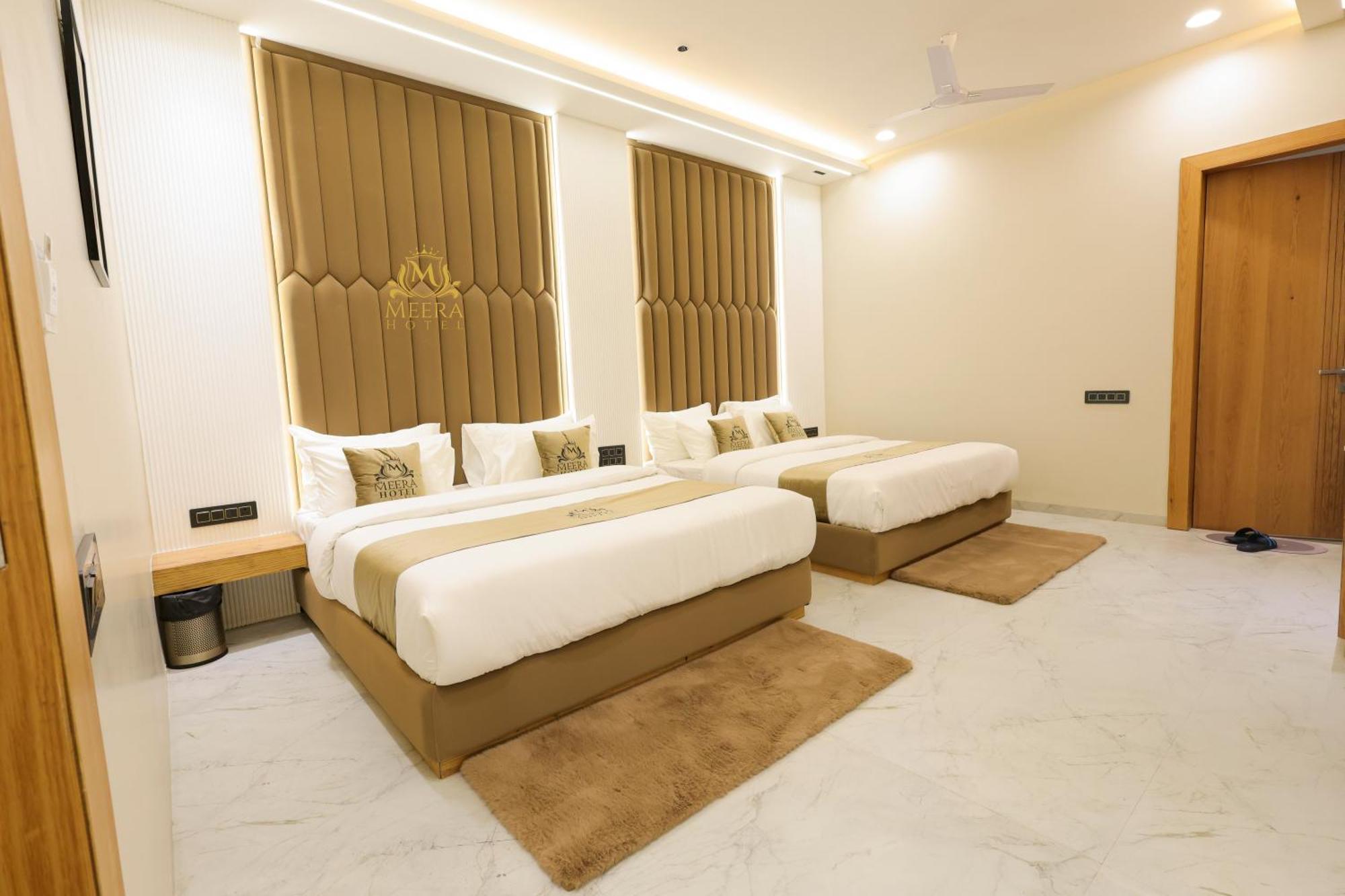 The Meera Hotel Ujjain Bagian luar foto